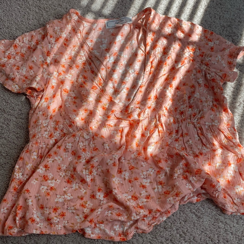 Flowy pinkish flowery top with v-neck